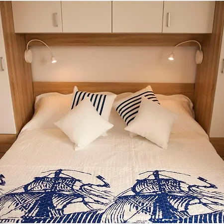 Admiral Apartment *